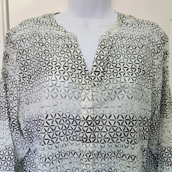 Foxcroft Wrinkle Free Women's Button Down Blouse Green White Geometric Print 14 - Picture 2 of 10